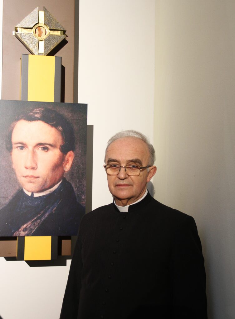 Ks. Jan Nowakowski przy portrecie bł. A. Kolpinga.
