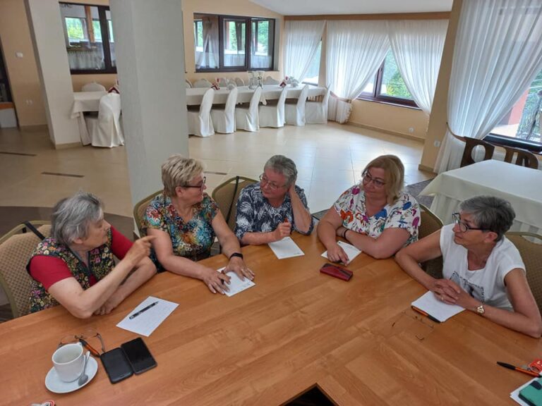 Liderzy projektu SOS dla Seniora szkolą się w&nbsp;Piwnicznej