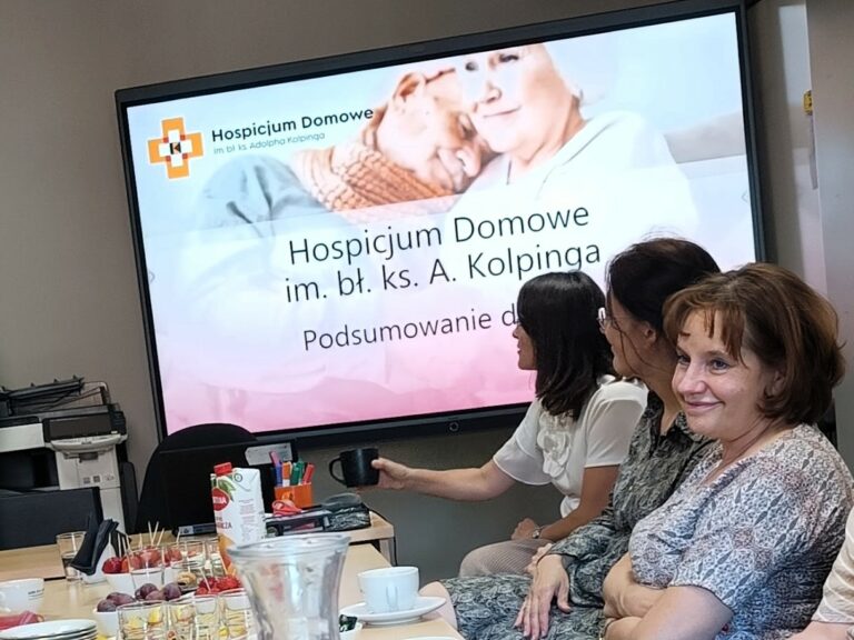 Dołącz do zespołu, który niesie wsparcie i nadzieję. 