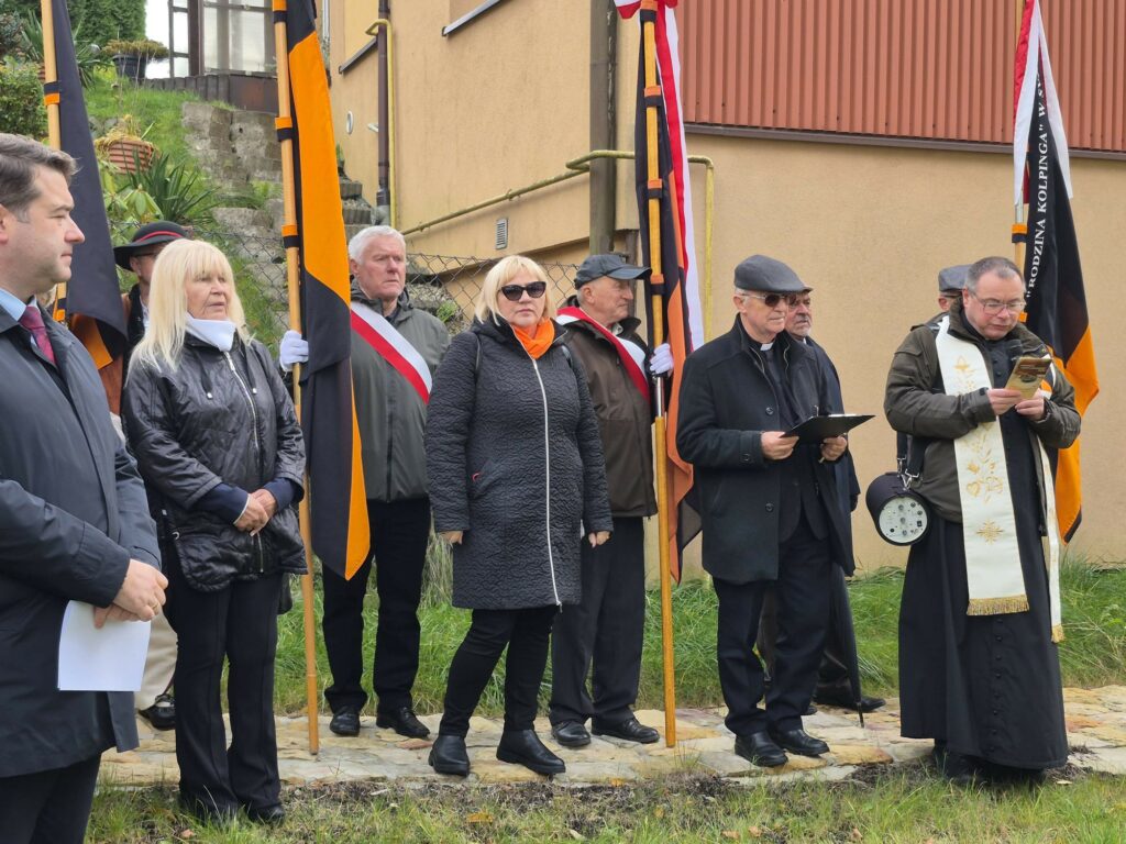 zdjęcie przedstawia grupę dorosłych osób ze sztandarami organizacji "Kolping" podczas uroczystego poświęcenia Kolpingowskiej Drogi Refleksji w Makowie Podhalańskim