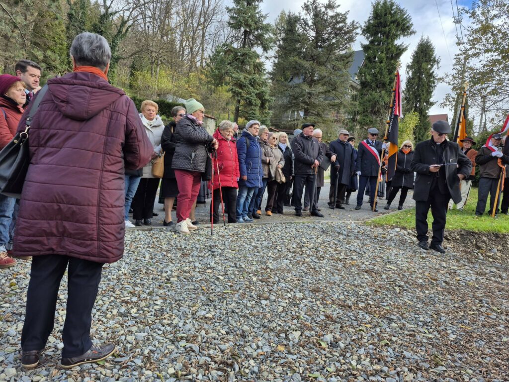 zdjęcie przedstawia grupę dorosłych osób ze sztandarami organizacji "Kolping" podczas uroczystego poświęcenia Kolpingowskiej Drogi Refleksji w Makowie Podhalańskim