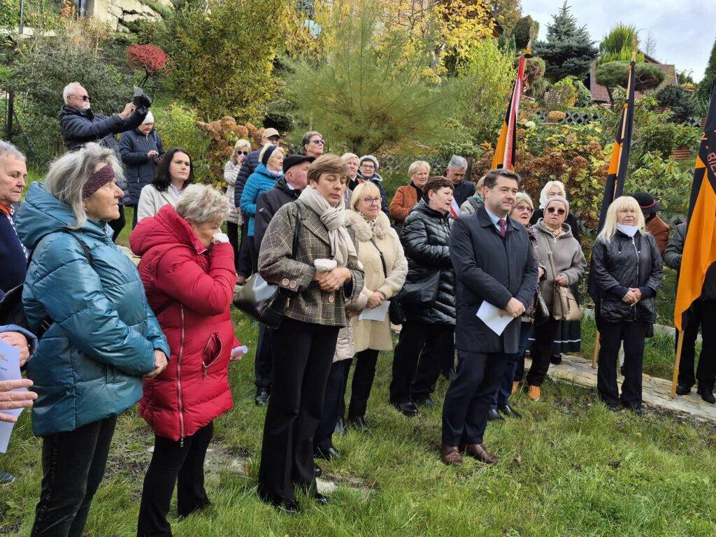 zdjęcie przedstawia grupę dorosłych osób ze sztandarami organizacji "Kolping" podczas uroczystego poświęcenia Kolpingowskiej Drogi Refleksji w Makowie Podhalańskim