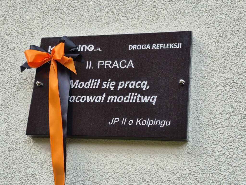 zdjęcie przedstawia jedną z tablic Kolpingowskiej Drogi Refleksji