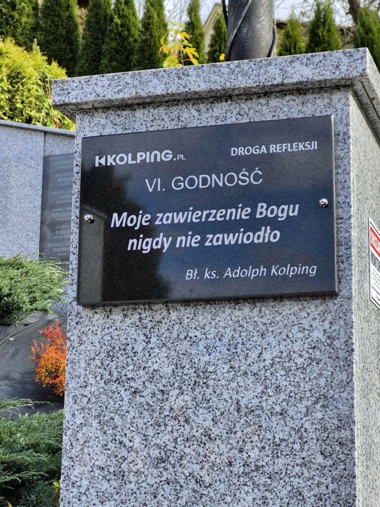 zdjęcie przedstawia jedną z tablic Kolpingowskiej Drogi Refleksji