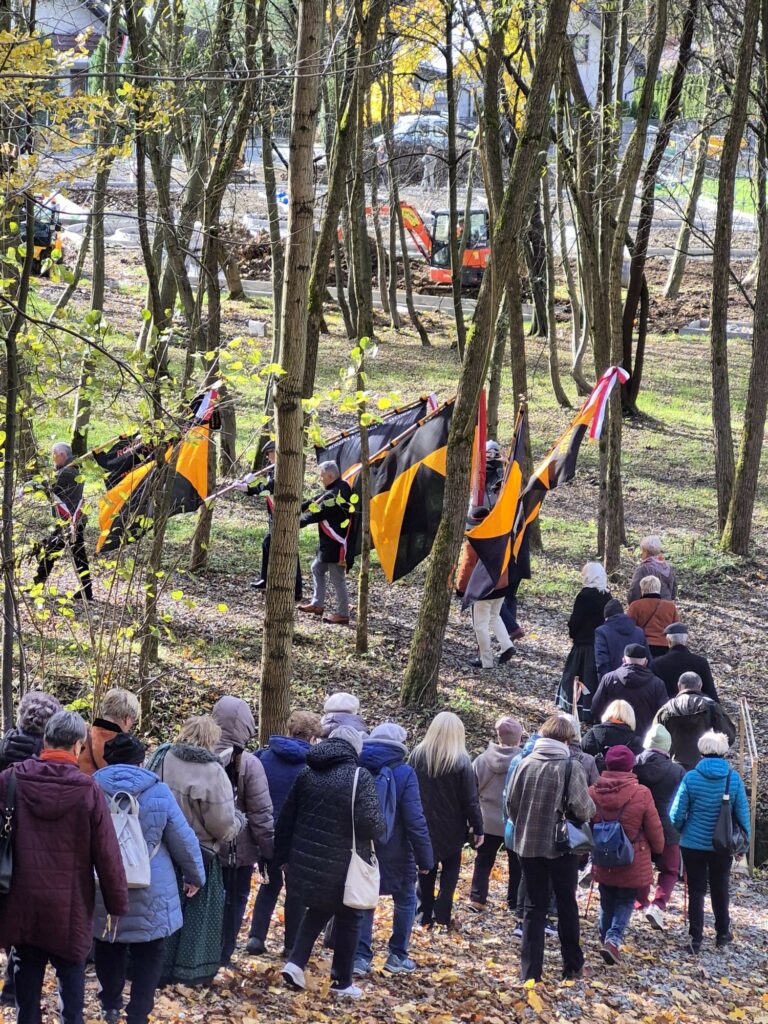 zdjęcie przedstawia grupę dorosłych osób ze sztandarami organizacji "Kolping" podczas uroczystego poświęcenia Kolpingowskiej Drogi Refleksji w Makowie Podhalańskim