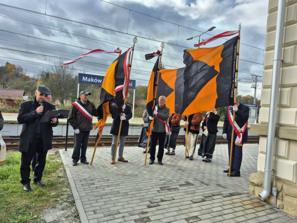 zdjęcie przedstawia grupę dorosłych osób ze sztandarami organizacji "Kolping" podczas uroczystego poświęcenia Kolpingowskiej Drogi Refleksji w Makowie Podhalańskim