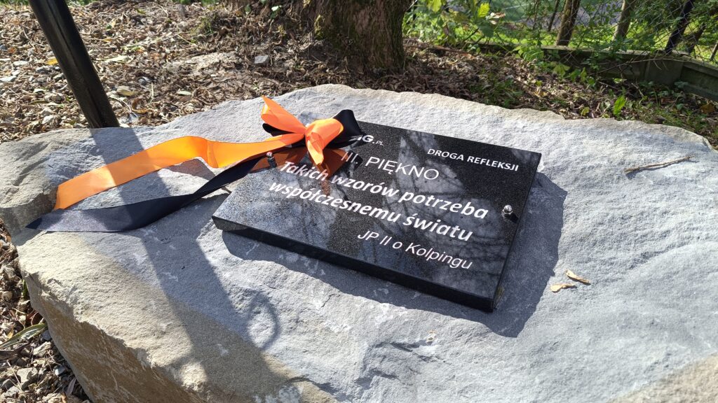 zdjęcie przedstawia jedną z tablic Kolpingowskiej Drogi Refleksji