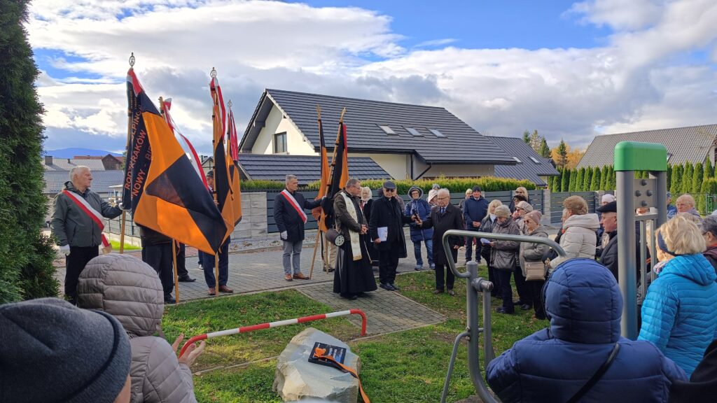 zdjęcie przedstawia grupę dorosłych osób ze sztandarami organizacji "Kolping" podczas uroczystego poświęcenia Kolpingowskiej Drogi Refleksji w Makowie Podhalańskim