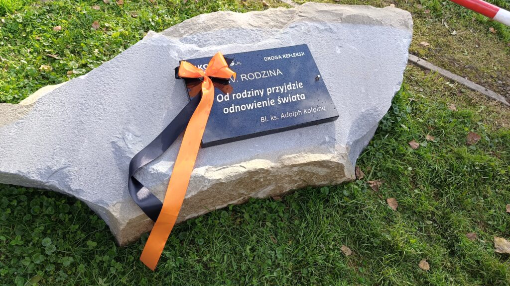 zdjęcie przedstawia jedną z tablic Kolpingowskiej Drogi Refleksji