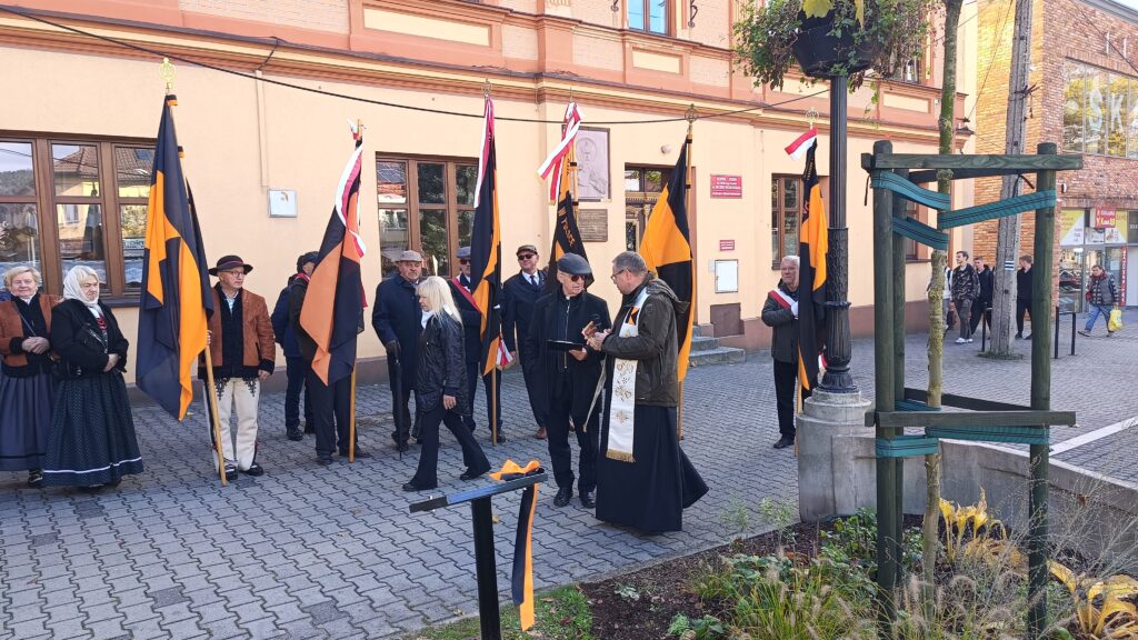 zdjęcie przedstawia grupę dorosłych osób ze sztandarami organizacji "Kolping" podczas uroczystego poświęcenia Kolpingowskiej Drogi Refleksji w Makowie Podhalańskim