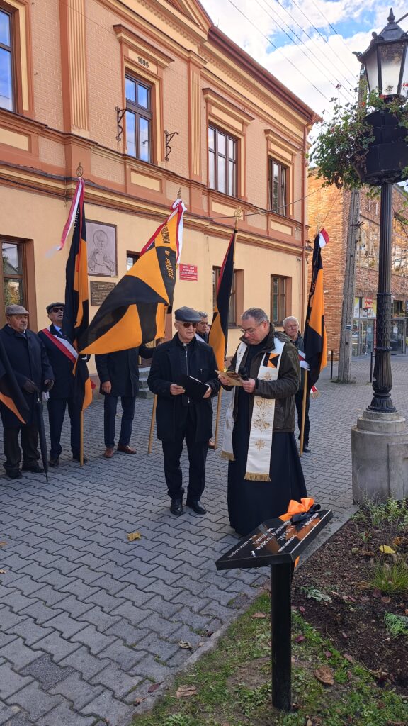 zdjęcie przedstawia grupę dorosłych osób ze sztandarami organizacji "Kolping" podczas uroczystego poświęcenia Kolpingowskiej Drogi Refleksji w Makowie Podhalańskim