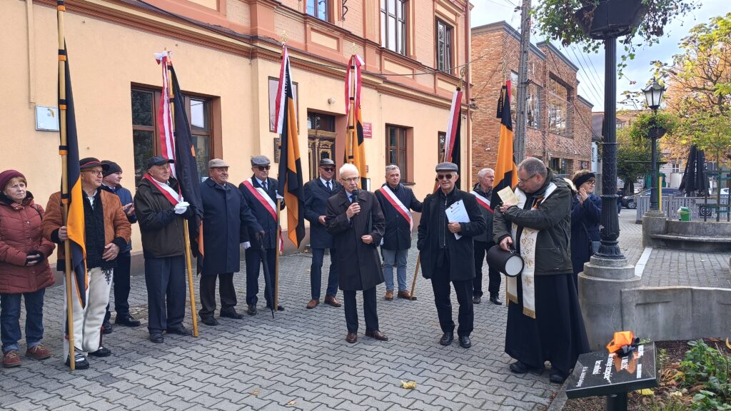 zdjęcie przedstawia grupę dorosłych osób ze sztandarami organizacji "Kolping" podczas uroczystego poświęcenia Kolpingowskiej Drogi Refleksji w Makowie Podhalańskim