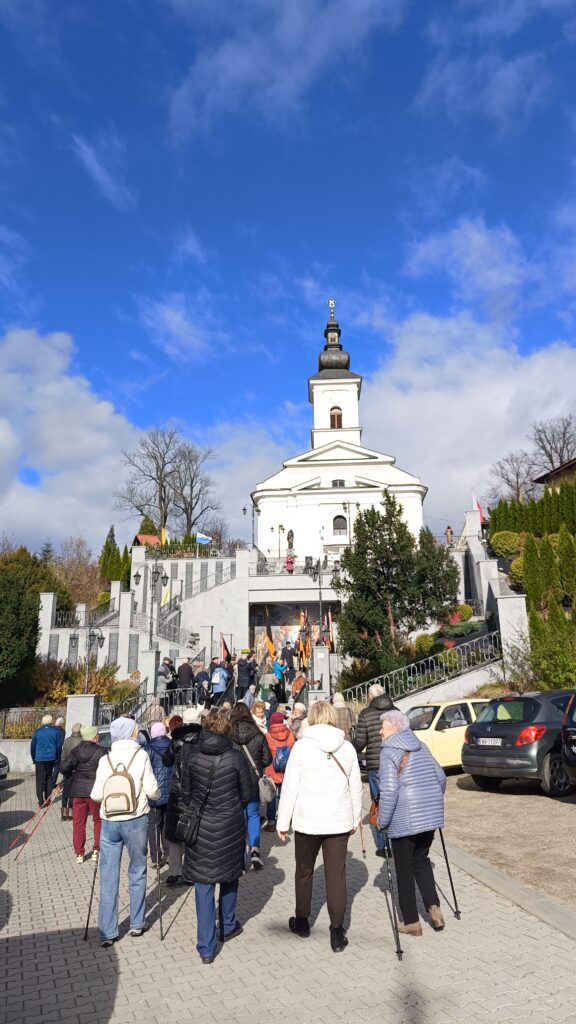 zdjęcie przedstawia grupę dorosłych osób ze sztandarami organizacji "Kolping" podczas uroczystego poświęcenia Kolpingowskiej Drogi Refleksji w Makowie Podhalańskim