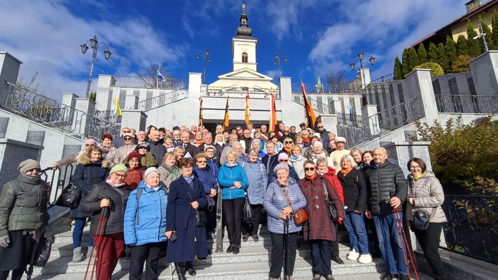 zdjęcie przedstawia grupę dorosłych osób ze sztandarami organizacji "Kolping" podczas uroczystego poświęcenia Kolpingowskiej Drogi Refleksji w Makowie Podhalańskim