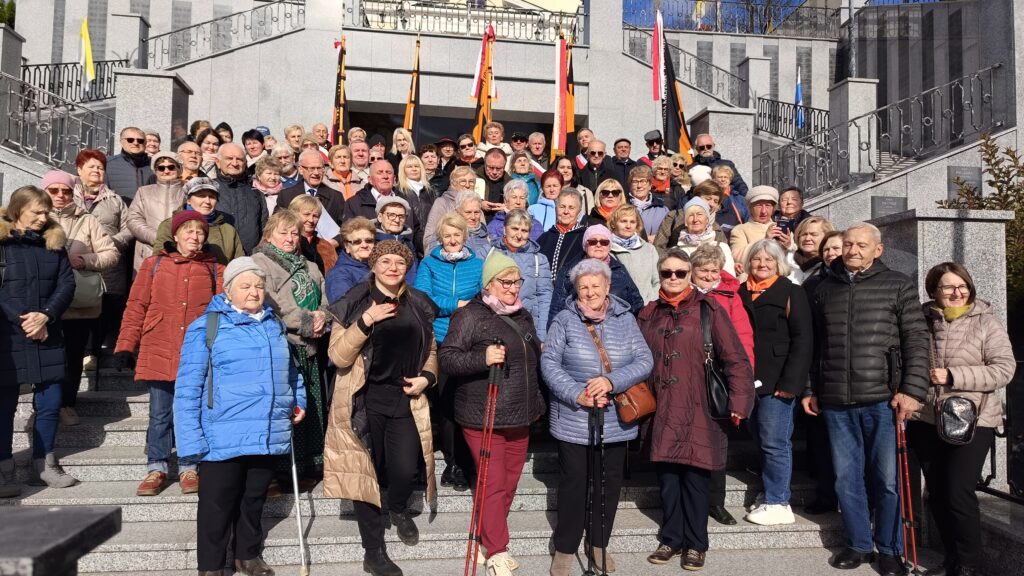 zdjęcie przedstawia grupę dorosłych osób ze sztandarami organizacji "Kolping" podczas uroczystego poświęcenia Kolpingowskiej Drogi Refleksji w Makowie Podhalańskim