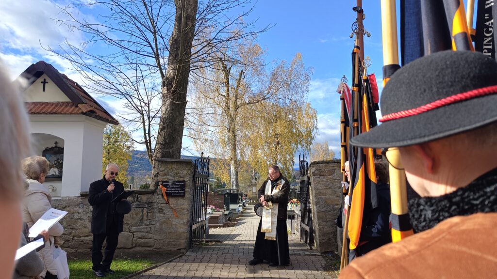 zdjęcie przedstawia grupę dorosłych osób ze sztandarami organizacji "Kolping" podczas uroczystego poświęcenia Kolpingowskiej Drogi Refleksji w Makowie Podhalańskim