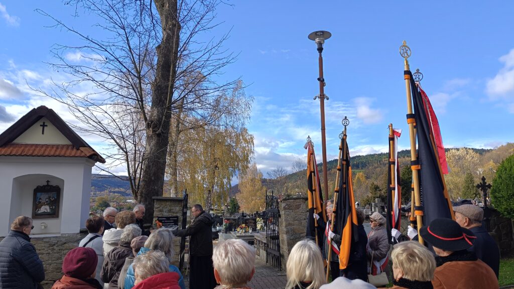 zdjęcie przedstawia grupę dorosłych osób ze sztandarami organizacji "Kolping" podczas uroczystego poświęcenia Kolpingowskiej Drogi Refleksji w Makowie Podhalańskim