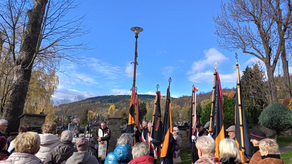 zdjęcie przedstawia grupę dorosłych osób ze sztandarami organizacji "Kolping" podczas uroczystego poświęcenia Kolpingowskiej Drogi Refleksji w Makowie Podhalańskim