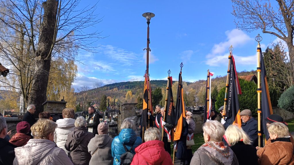 zdjęcie przedstawia grupę dorosłych osób ze sztandarami organizacji "Kolping" podczas uroczystego poświęcenia Kolpingowskiej Drogi Refleksji w Makowie Podhalańskim