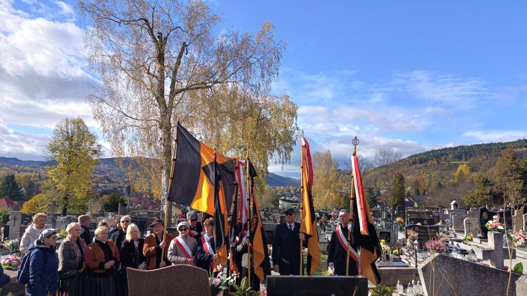 zdjęcie przedstawia grupę dorosłych osób ze sztandarami organizacji "Kolping" podczas uroczystego poświęcenia Kolpingowskiej Drogi Refleksji w Makowie Podhalańskim