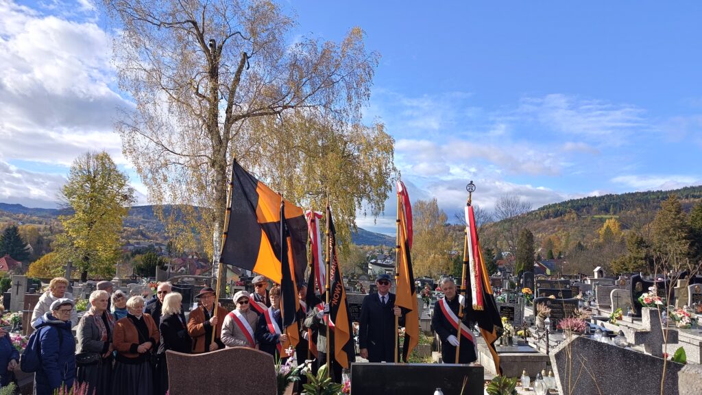 zdjęcie przedstawia grupę dorosłych osób ze sztandarami organizacji "Kolping" podczas uroczystego poświęcenia Kolpingowskiej Drogi Refleksji w Makowie Podhalańskim