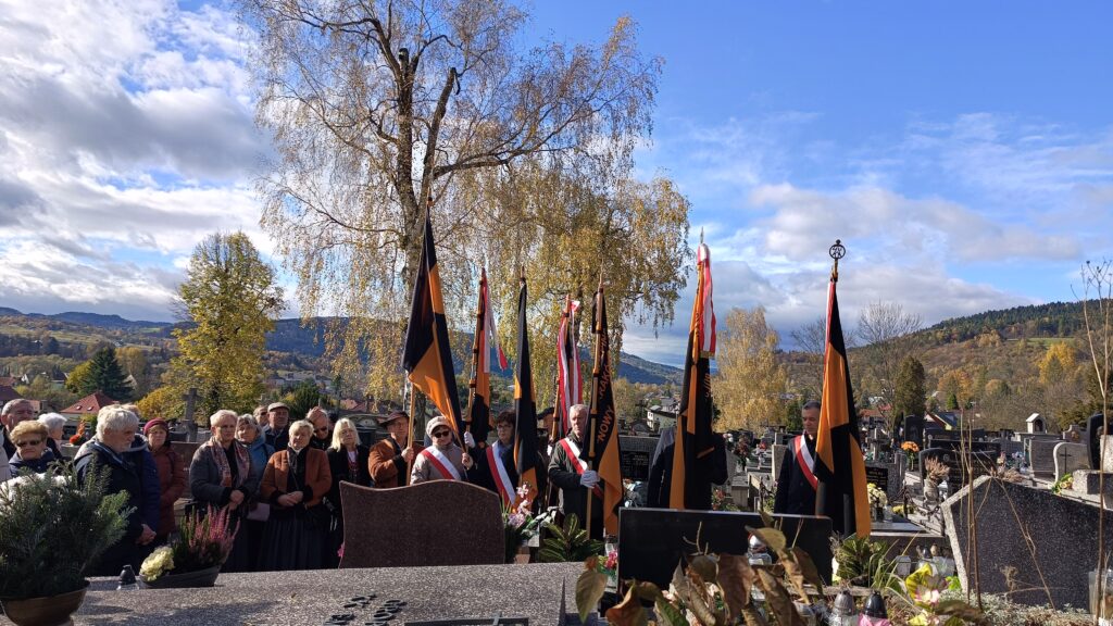 zdjęcie przedstawia grupę dorosłych osób ze sztandarami organizacji "Kolping" podczas uroczystego poświęcenia Kolpingowskiej Drogi Refleksji w Makowie Podhalańskim