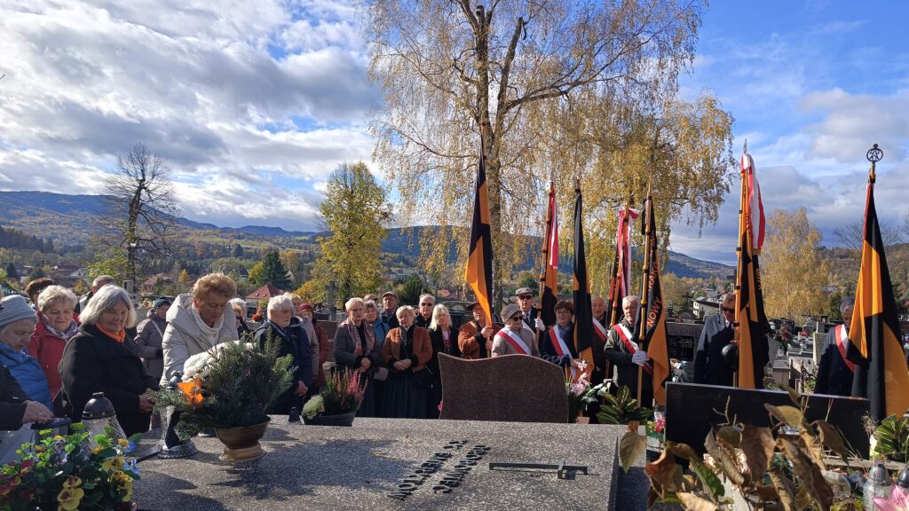 zdjęcie przedstawia grupę dorosłych osób ze sztandarami organizacji "Kolping" podczas uroczystego poświęcenia Kolpingowskiej Drogi Refleksji w Makowie Podhalańskim