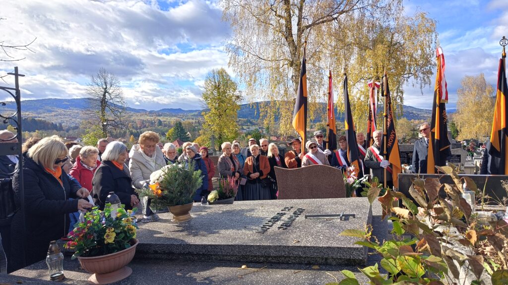 zdjęcie przedstawia grupę dorosłych osób ze sztandarami organizacji "Kolping" podczas uroczystego poświęcenia Kolpingowskiej Drogi Refleksji w Makowie Podhalańskim
