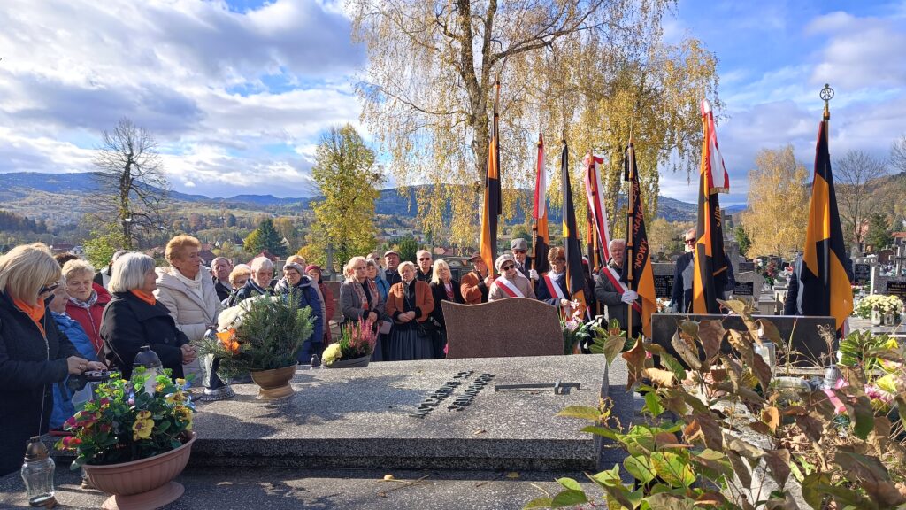 zdjęcie przedstawia grupę dorosłych osób ze sztandarami organizacji "Kolping" podczas uroczystego poświęcenia Kolpingowskiej Drogi Refleksji w Makowie Podhalańskim