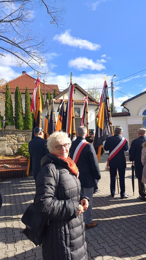 zdjęcie przedstawia grupę dorosłych osób ze sztandarami organizacji "Kolping" podczas uroczystego poświęcenia Kolpingowskiej Drogi Refleksji w Makowie Podhalańskim