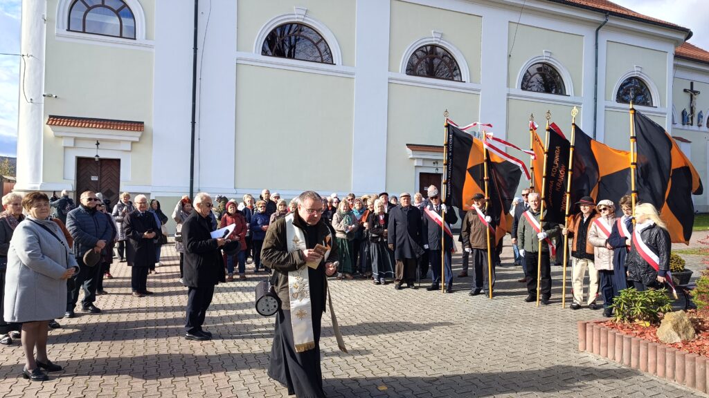 zdjęcie przedstawia grupę dorosłych osób ze sztandarami organizacji "Kolping" podczas uroczystego poświęcenia Kolpingowskiej Drogi Refleksji w Makowie Podhalańskim