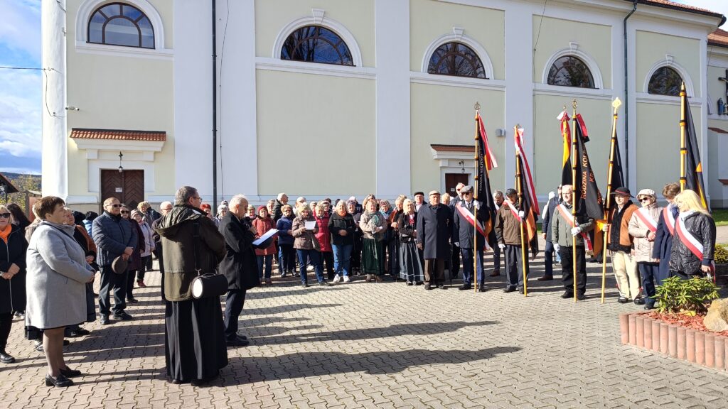 zdjęcie przedstawia grupę dorosłych osób ze sztandarami organizacji "Kolping" podczas uroczystego poświęcenia Kolpingowskiej Drogi Refleksji w Makowie Podhalańskim