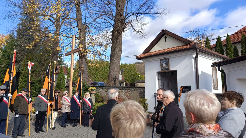 zdjęcie przedstawia grupę dorosłych osób ze sztandarami organizacji "Kolping" podczas uroczystego poświęcenia Kolpingowskiej Drogi Refleksji w Makowie Podhalańskim
