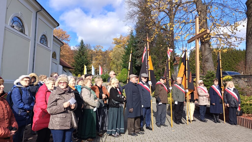 zdjęcie przedstawia grupę dorosłych osób ze sztandarami organizacji "Kolping" podczas uroczystego poświęcenia Kolpingowskiej Drogi Refleksji w Makowie Podhalańskim