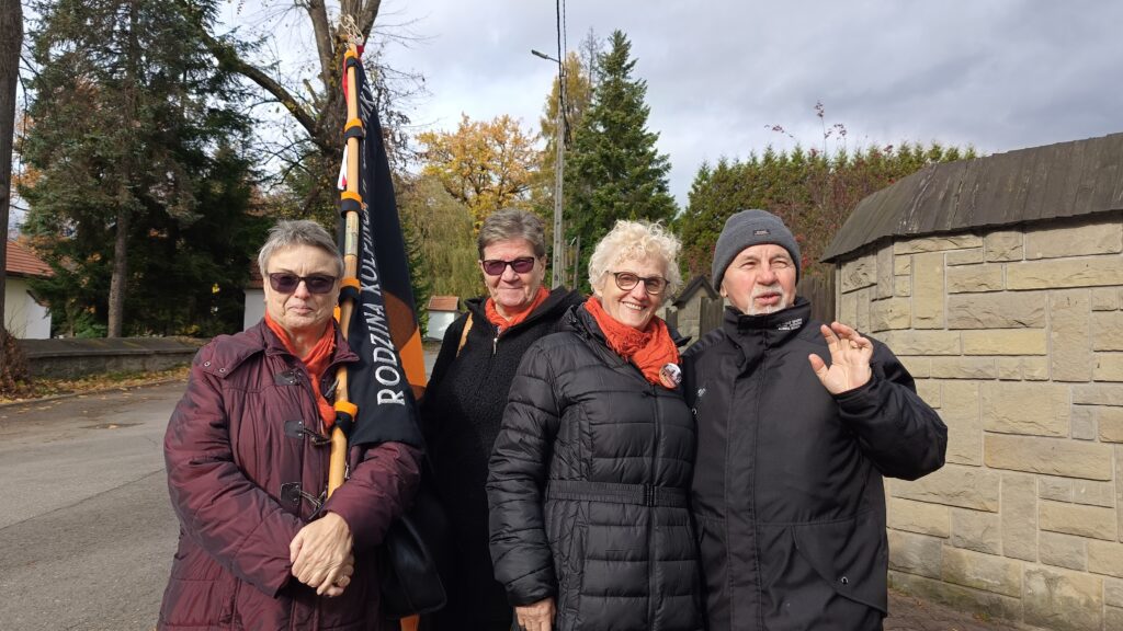 zdjęcie przedstawia 4 osoby, uśmiechnięte