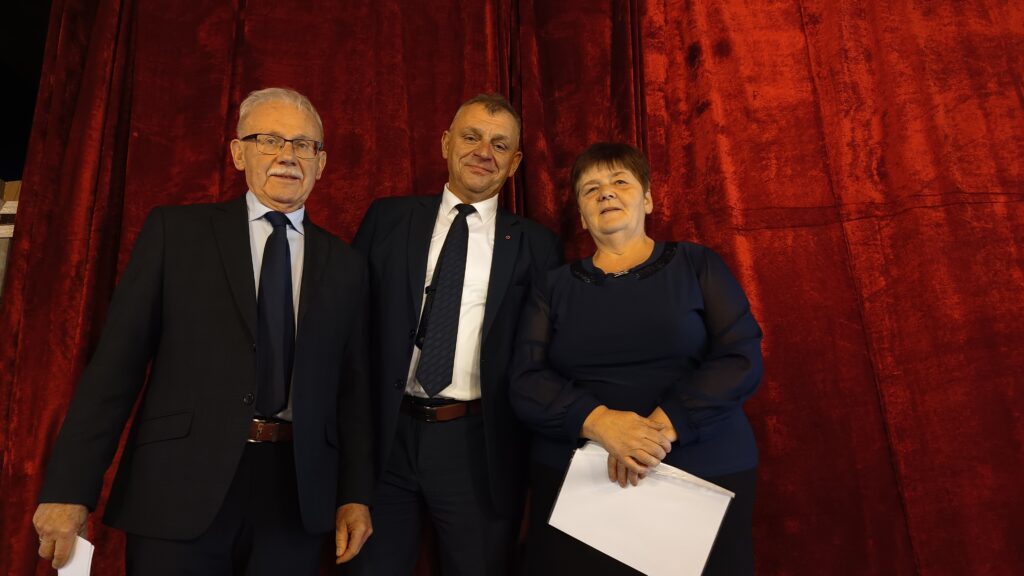 zdjęcie przedstawia 3 osoby, uśmiechnięte