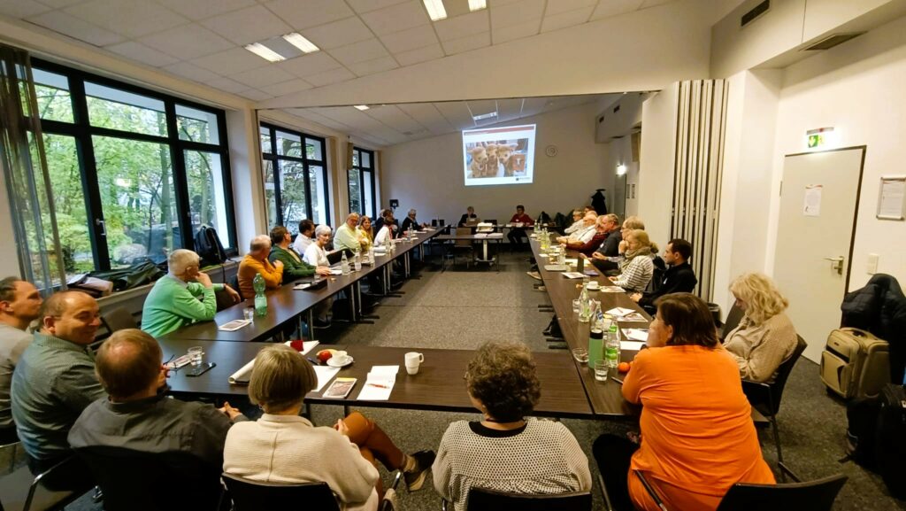 zdjęcie przedstawia grupę uczestników konferencji na sali konferencyjnej