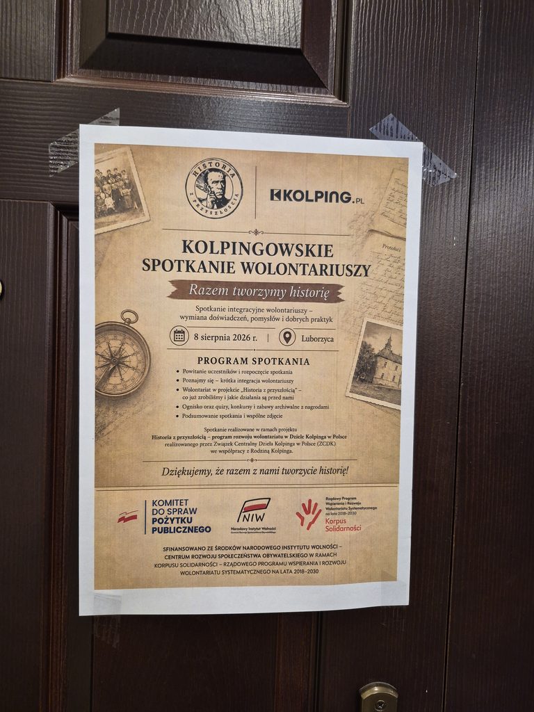 Plakat informujący o „Kolpingowskim Spotkaniu Wolontariuszy – Razem tworzymy historię”, zorganizowanym 8 sierpnia 2026 r. w Luborzycy, z programem wydarzenia i informacją o projekcie „Historia z przyszłością”.